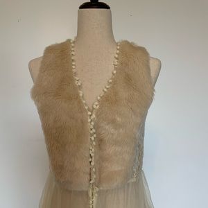 a’reve vest with faux fur and lace in oatmeal